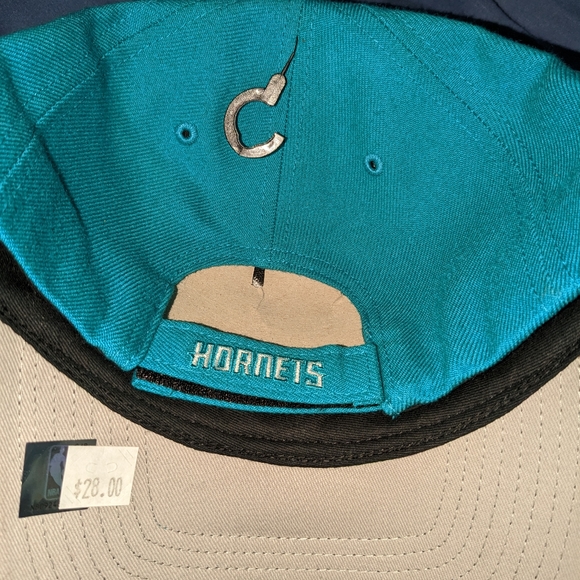Charlotte hornets basketball NBA cap. Adjustable size - Picture 2 of 6